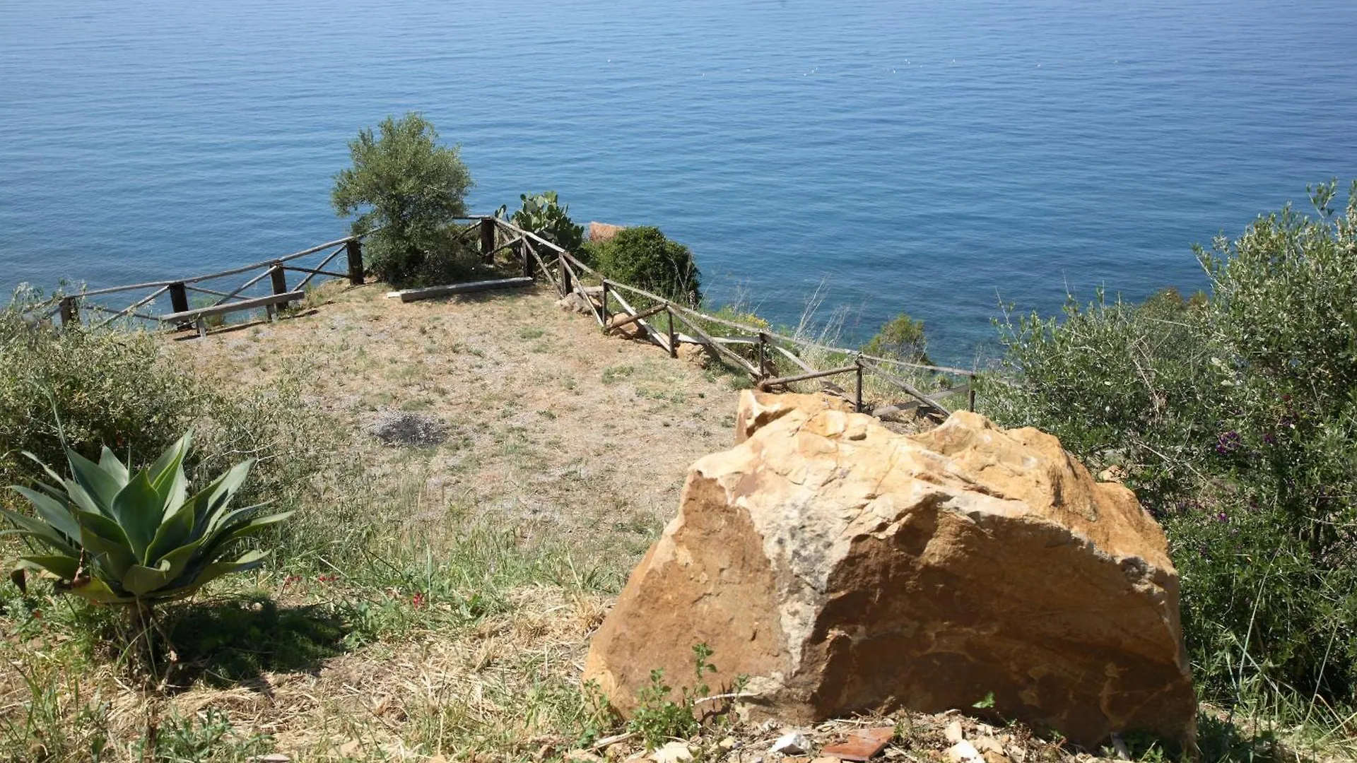 Camere & Case Vacanze Lo Scoglio Castel di Tusa 0*,  Italie