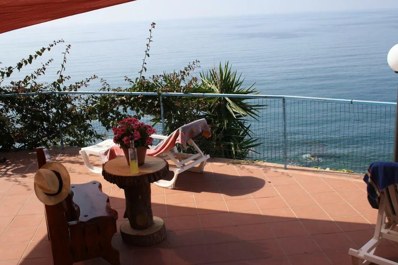Camere & Case Vacanze Lo Scoglio Castel di Tusa Italie